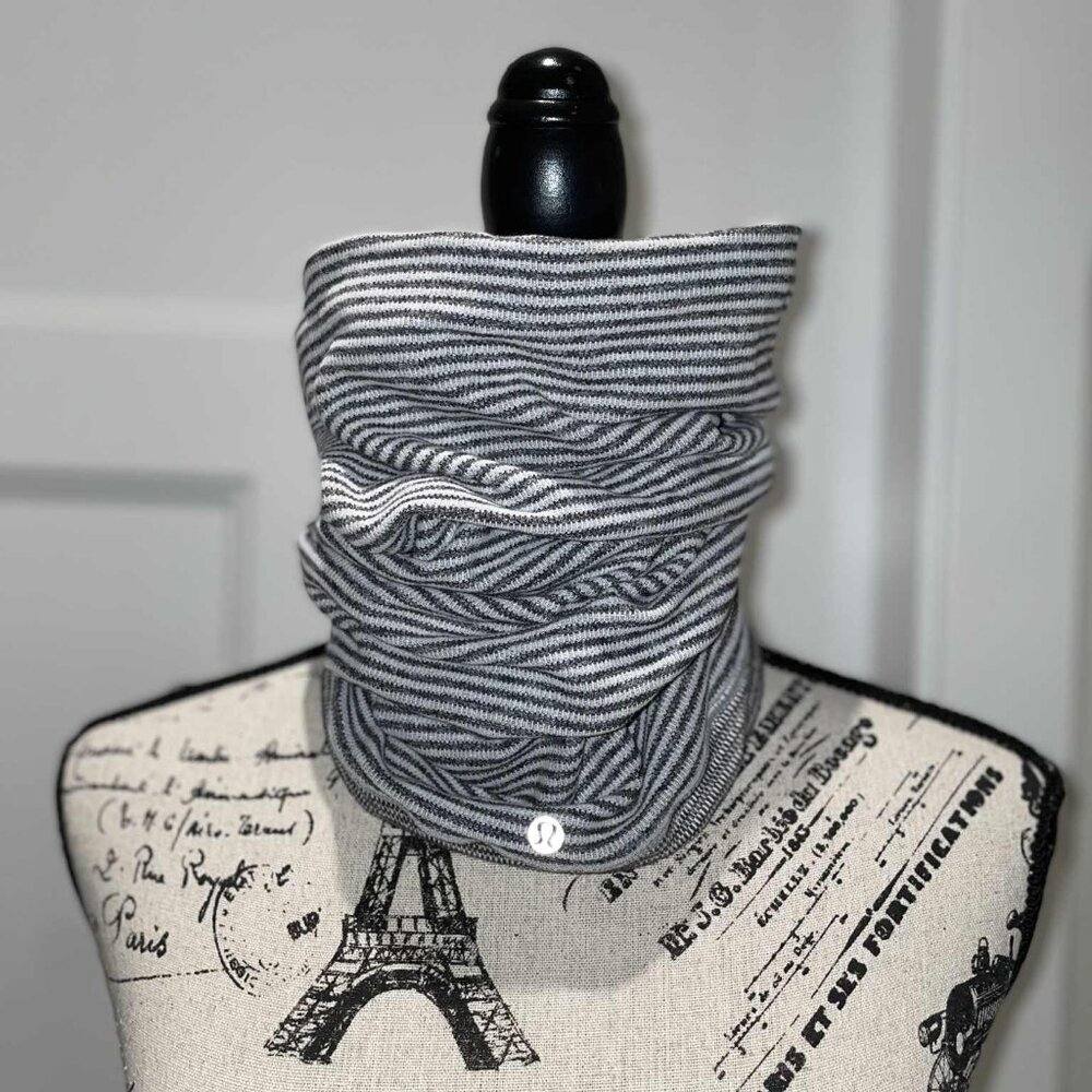 Lululemon REVERSIBLE - Brisk Run Neck Warmer – VEUC - LIke New - Grey Stripe